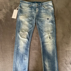 Dondup George  - Tjaa! Säljer dessa riktigt snygga Dondup George i storlek 33 men skulle säga att de passar mindre. Skick 7/10 Med feta slitningar och en skön tvätt. Nypris 3299kr men säljer nu för 1399🔥 Hör av dig vid funderingar!🙌