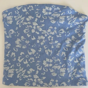 Tubtopp - En tubtopp med blommor! Perfekt till sommaren!   Från Bershka, strl M/38