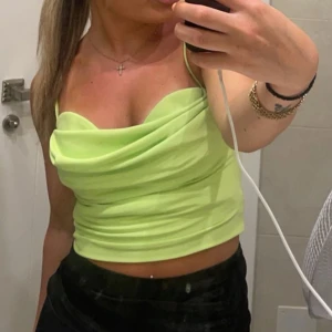 Neon boddy - Säljer denna fina boddy som jag vek in på bilden vilket man oxå kan göra! 