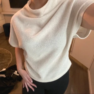 Tröja - Säljer denna as snygga tröjan från Gina då den inte kommer till användning längre!!💕 storlek M, har själv S så skulle säga att den passar de mesta storlekarna!
