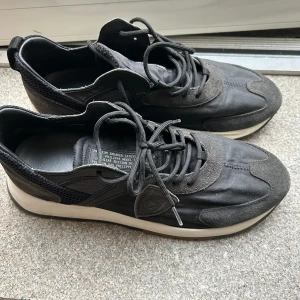 Philippe model skor  - Phillipe model skor i väldigt bra skick. Storlek 43, nypris 3200 kr. Pris kan diskuteras ! 