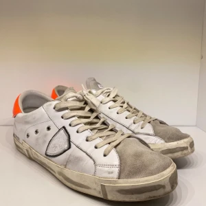 Philipemodel skor  - Hej! Säljer nu mina skor från märket Phiipemodel, storlek 45. lite slitna. Inget og. Hör av er vid frågor kring skorna! 