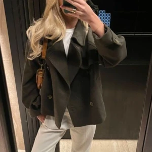 Grön vårjacka/kappa Mango  - Jättesnygg eftertraktad kappa/jacka från Mango, olivgrön storlek S. Säljer ej för under 700:- då den är köpt för över 1000:- plus att den är slutsåld överallt. För fler bilder skriv gärna 💕