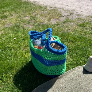 Virkad väska  - Säljer denna egen virkade väska, så söt.