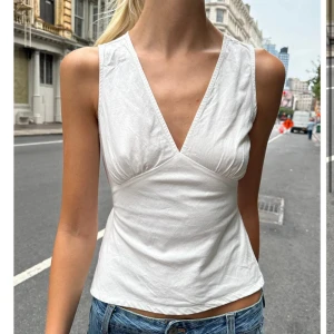 Rafaela top Brandy Melville  - Jättesnygg topp från Brandy Melville, perfekt att ha på sommaren. 100% bomull.  Originalpris 272kr, säljer för 180kr