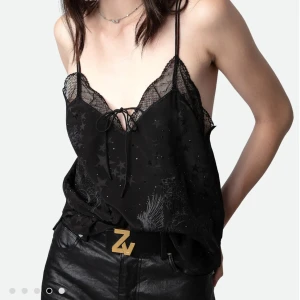 Svart linne Zadig & voltaire - Jättesnyggt svart linne i silke från Zadig & Voltaire. Väldigt fint mönster perfekt för att klubba i. Får alltid komplimanger!! Original pris €425, 4833kr, säljer för 4000kr