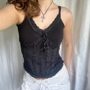 Svart topp - Svart vintage topp med spetsdetaljer från Naked Eyes. Storlek M/L men passar också S då den är stretchig 🙌