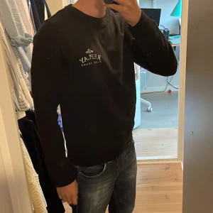 Replay crewneck - Sällsynt Replay crewneck i toppskick, knappast använd. Riktigt snygg passform och Inga defekter eller tecken på användning. Priset går att diskutera och om du har någon fråga är det bara att ställa! 😃