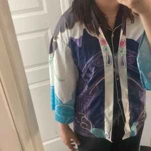 Genshin inpact tröja!  - Köpte den och har aldrig andvänt den. Den är i ett bra skick och har bra kvalite. Den är i en size S och är yette fin, den har fina detaljer och är yetteskön! Den är köpt från amazon! Det är Xiao’s jacka (från genshin inpact) 