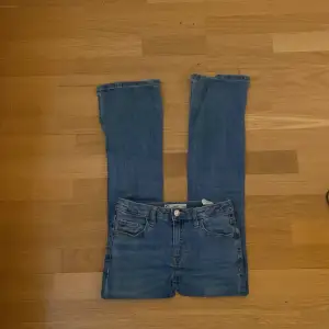 Lågmidjade jeans från Cubus. Jeansen har slits längst ner. (Fråga om bild om ni vill ha!) Jättebra skick och nästan helt oanvända. 