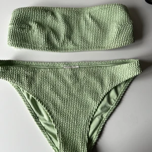 Ljus grön bikini - Ljus grön ribbad bandeau bikini från hm.