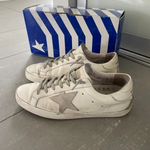 Golden goose  - Säljer nu dessa riktigt feta golden goose superstar som är i fint skick och storlek 41 men passar även 42. Box ingår, skriv för fler bilder/frågor🙌🏼
