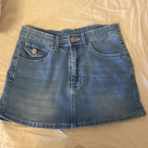 Söt mini skirt  - Söt kort jeans kjol, säljer då den är i storlek XS och är för liten för mig ❤️