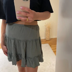 Kjol - Jättefin kjol som tyvärr ej kommer till användning. Superfin grön färg, passar allt mellan XS-M då den är stretchig 🙏🏼