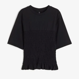 Smockad topp H&M - Helt slutsåld smockad topp från hm! Storlek XS men passar även mig som brukar ha M. Intressekoll, säljer endast vid bra bud !