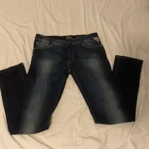 Säljer dessa skit snygga replay jeans, de är i storleken 31/32. Skick 9/10 finns inget fel på dem. Pris: 349kr