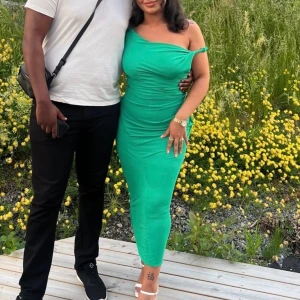 Grön Midiklänning  - Använd en gång på en examensfest. Storlek 38 