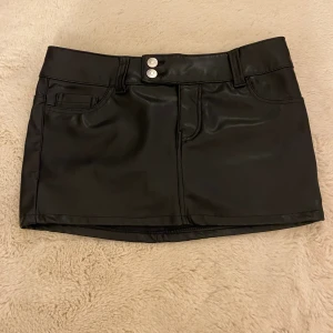 Skinn kjol  - Säljer en av mina favorit mini skirts!  Som tyvärr blivit för liten:/ 💕