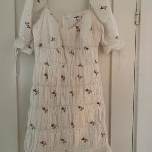 Superfin sommarklänning - Jag säljer en supergullig sommarklänning från missguided🩷 Aldrig använt den och klänningen är därav i nyskick. Köpte den för 600 kr för flera år sedan. Eftersom den är i nyskick kommer jag sälja den för ca 300 kr. Skriv för fler bilder om det önskas🥰
