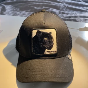 Svart The Panther Keps - Kepsen har aldrig används och har därför inga defekter💞💞Köpt från Kidsbrandstore för cirka 500kr.