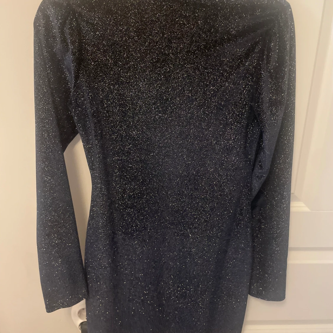 glittrig sammetsklänning  - 90