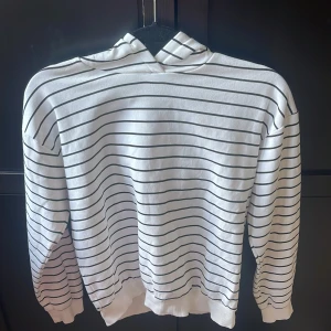 Fin randig hoodie - Säljer denna jötte gulliga randiga hoodien för att den är för liten för mig❤️ bra skick, använd 2 gånger💗