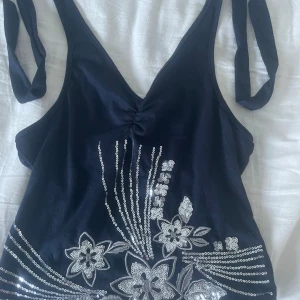 Topp  - Jätte söt Mörkblå topp som knyts runt halsen! Knappt användts och är i helt nytt skick. Hör av er för mer information❤️