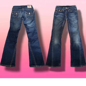 trueys - True Religion Jeans lågmidjade i bootcut modell, står storlek 24 men passar storlekar över👌 de är i helt nytt skick utan slitningar eller liknande🙂 köpt på plick men passade tyvärr inte riktigt, kontakta för mer info😇