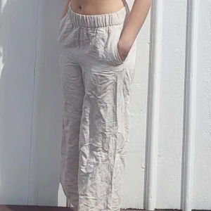 Linnebyxor - Oanvända, från H&M. Är för korta för mig som är 173cm, passar nog någon på ca 165cm. Går att ha både låg och högmidjat. Äkta linne och inte genomskinliga. Nypris: 500kr. Skriv vid frågor!