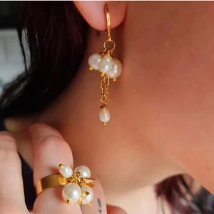 Handgjorda örhängen och ring set - Unik handgjorda ringar och örhängen set♡ Material: Rostfritt stål och pärlor. Stommen är ca 17 mm i diameter, men kan göras mindre eller större, efter behov. Örhängeskrokar-rostfritt stål, längd-5cm