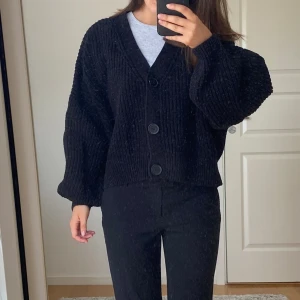 Svart kofta från Hm stl L - Svart kofta från Hm i storlek L, passar även S och M men då blir den oversized  Säljer då den inte kommer till användning längre Inga defekter