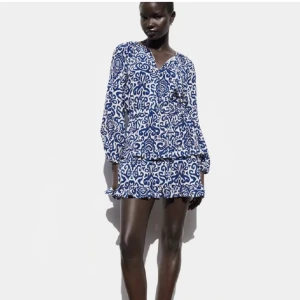 Blå klänning zara  - Jättefin kort klänning i blå vitt mönster från zara!!! Jättebra skick, säljs inte längre!