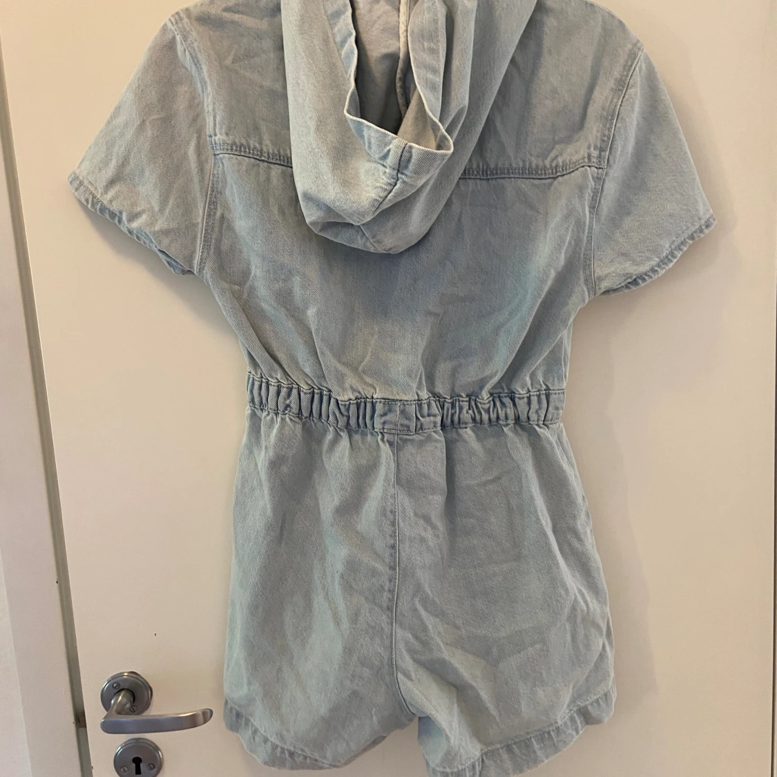 Kort byxdress i jeans  - 91