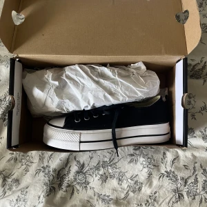 Converse all star - Säljer dessa helt nya converse skor, nypris 750. Skriv gärna om du har frågor 💛