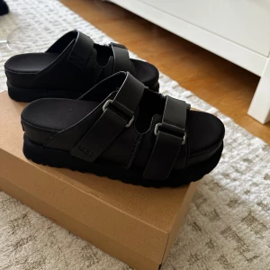 Ugg sandaler - Super bekväma sandaler, mjuk sula som formar sig efter foten och de känns som att man går på moln. Använda fåtal gånger. Äkta skinn och as najs! Nypris 1700kr