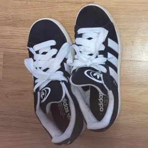 ADIDAS CAMPUS 00 - Adidas Campus 00 Svarta Storlek: 42 Skick är nya! Har gått med dom 5 gånger! KAN BYTAS MOT ANDRA SKOR! Säljs billigare om snabb affär!