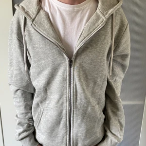 Grå zip up - Hej, säljer denna gråa zip up. Säljer den för att den är för stor och kommer inte till användning.