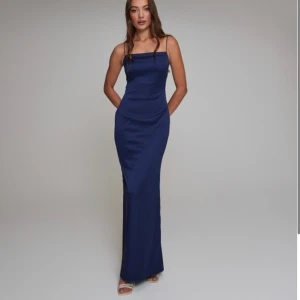 Balklänning  - Säljer denna superfina balklänning. Använd endast en gång så den är som nyskick!! Den är lite insydd i midjan så den är normal i storlek eftersom storlekarna på klänningarna är stora i storleken. Kan skicka fler bilder privat🥰