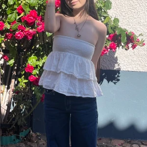 Vit volang kjol - Vit volang kjol från kappahl, är från barnavdelningen i storlek 134 men passar XXS-XS, superfin som topp också!^_^