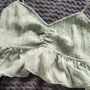 Somrig top - Öppen rygg  Liten i storleken Passar inte allt för stor byst, jag har C/D kupa och den passar mig knappt