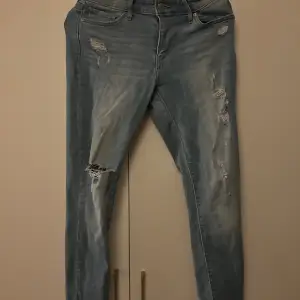 Fina levis jeans med hål, inte supermycket stretch men de finns, mellan midjade