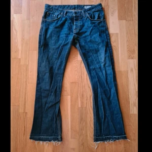Bootcut jeans - Mörkblå bootcutjeans från Crocker. Storlek W34L32, men små i storleken. Passar M/L. Jeansen är sprättade. Skriv vid frågor🫶