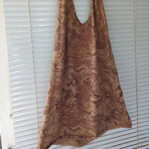 Motel Aisha miniklänning med öppet rygg - I mycket fint skick. Jag vill observera att storlekslappen, material på klänningen har klippts bort, men storleken är M/L. Jag kan inte säga om den är liten eller stor i storleken, eftersom jag helt enkelt inte vet. Postar inom 3 dager efter köpet 