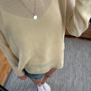 Stickad tröja - Super fin stickad tröja från Only! Ser gul ut på bilderna men är mer beige i verkligheten💕Perfekt till varma sommarkvällar