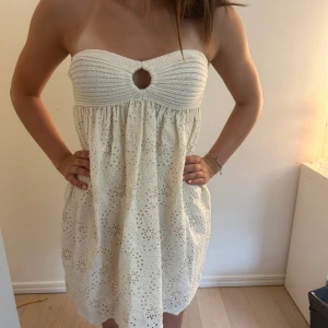 ZARA KLÄNING - Säljer dennas as snygg slutsålda  zara kläning 