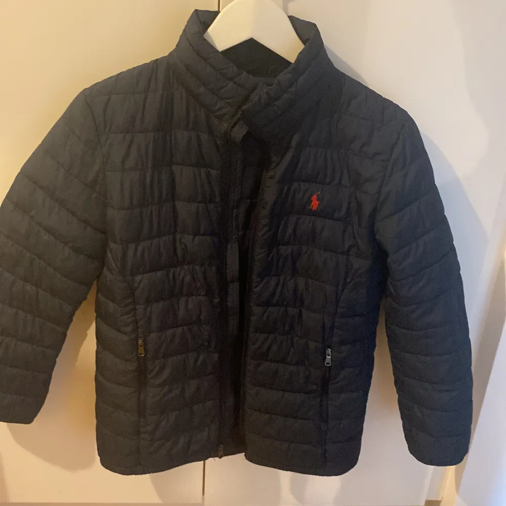 Hej! Jag säljer min Ralph lauren jacka i storlek 152/10-12 år den passar bra till vår och höst kanske även vinter. Den är i fräsch skick och köpte den för 1299 ny för typ 1 år sen de behövs en ny drag kedja och där av priset. Hör av er vid minsta sak. Jackor.