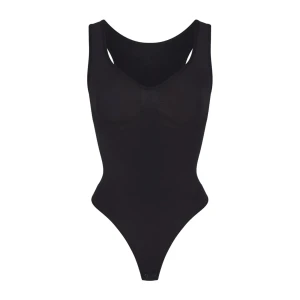SKIMS bodysuit - Seamless sculpt scoop neck thong bodysuit Endast testad en gång