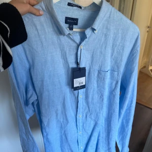 Ljusblå Gant skjorta  - SÄLJER DENNA✨✨✨✨ Ljusblå gantskjorta i strl XL, prislapp kvar, aldrig använd! Nypris 1200! Pris kan diskuteras😇