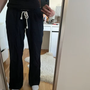 Roxy linnebyxor - Roxy linnebyxor storlek L små i storleken passar M. Jag har S/M som referens. 