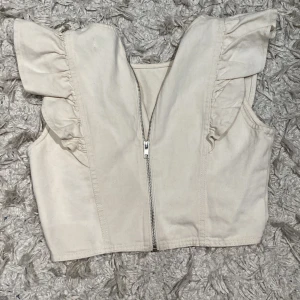 Sommar toåp - Beige/krämvit topp i mjukt jeanstyg. Köpt på Gina för några år sen. Oanvänd så inprincip nyskick!! Går att ha både framsidan och baksidan- som ”kofta” med tröja under eller som en topp. Skriv för fler blidee
